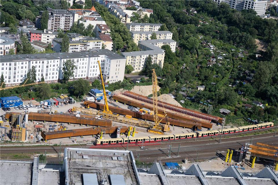 Bei Neubau der Ringbahnbrücke werden vormontierten Überbauteile an diesem Wochenende in ihre endgültige Lage gehoben.Sebastian Gollnow/dpa