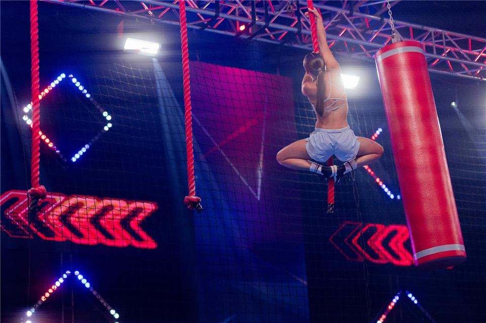 Bei „Ninja Warrior“ müssen die Teilnehmer einen sehr anspruchsvollen Hindernisparcours mit Kraft und Geschick überwinden.