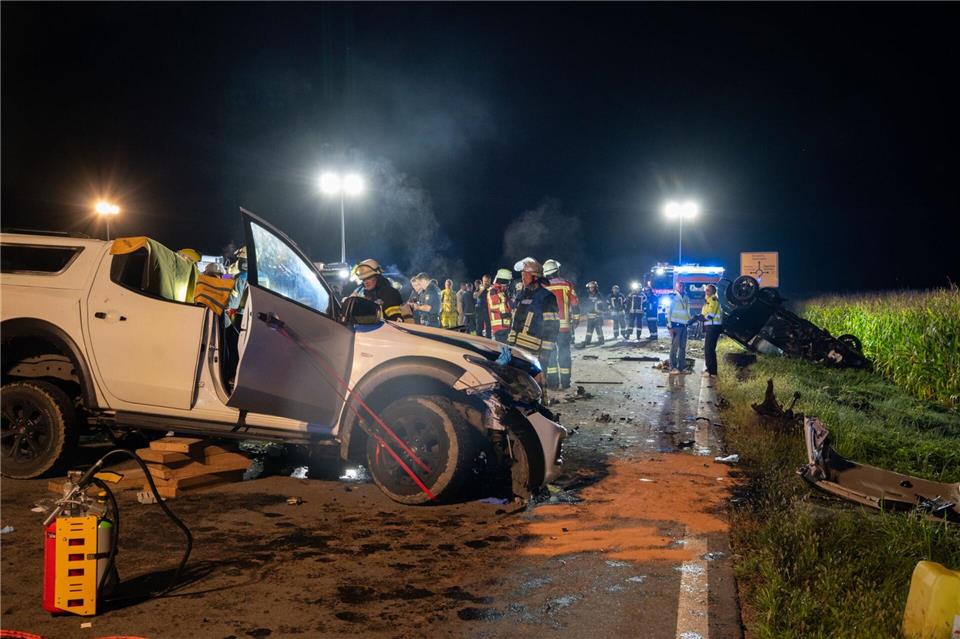 Bei Osterhofen stoßen zwei Autos zusammen. -/Zema Medien/dpa