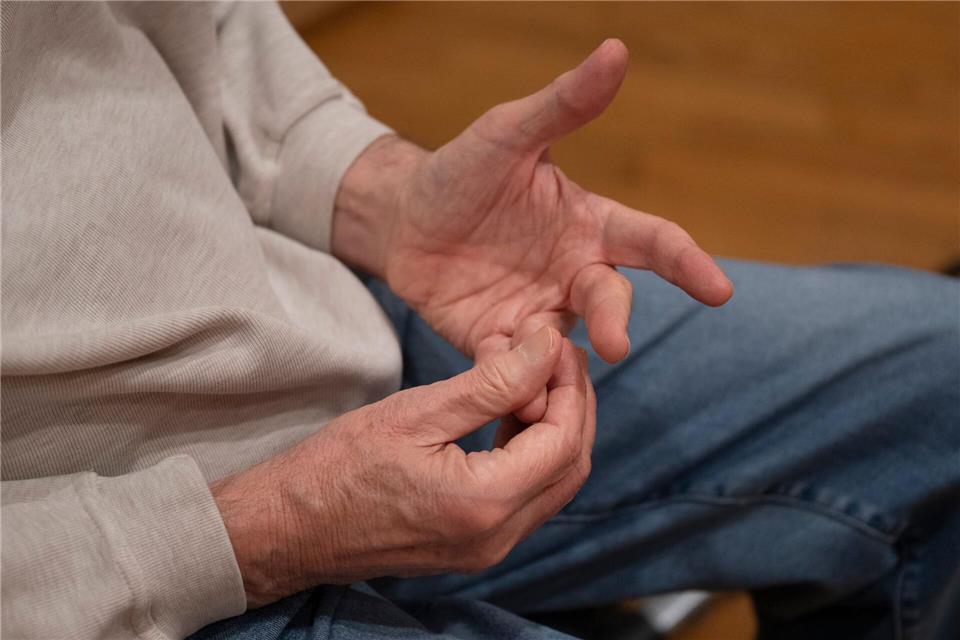 Bei Parkinson leidet oft die Feinmotorik, die Hände können zittern.Boris Roessler/dpa