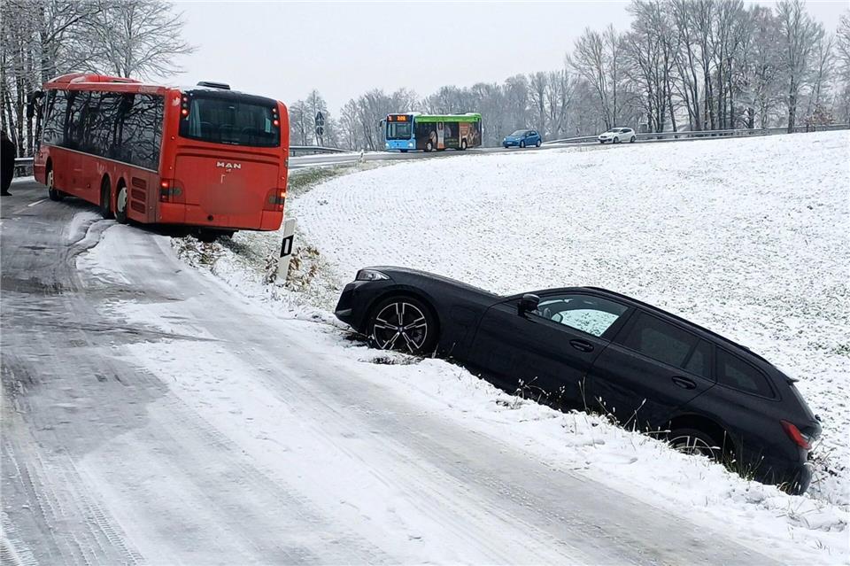 Bei Passau kamen ein Bus und ein Auto bei Glätte von der Fahrbahn ab.Riedl/zema-medien/dpa