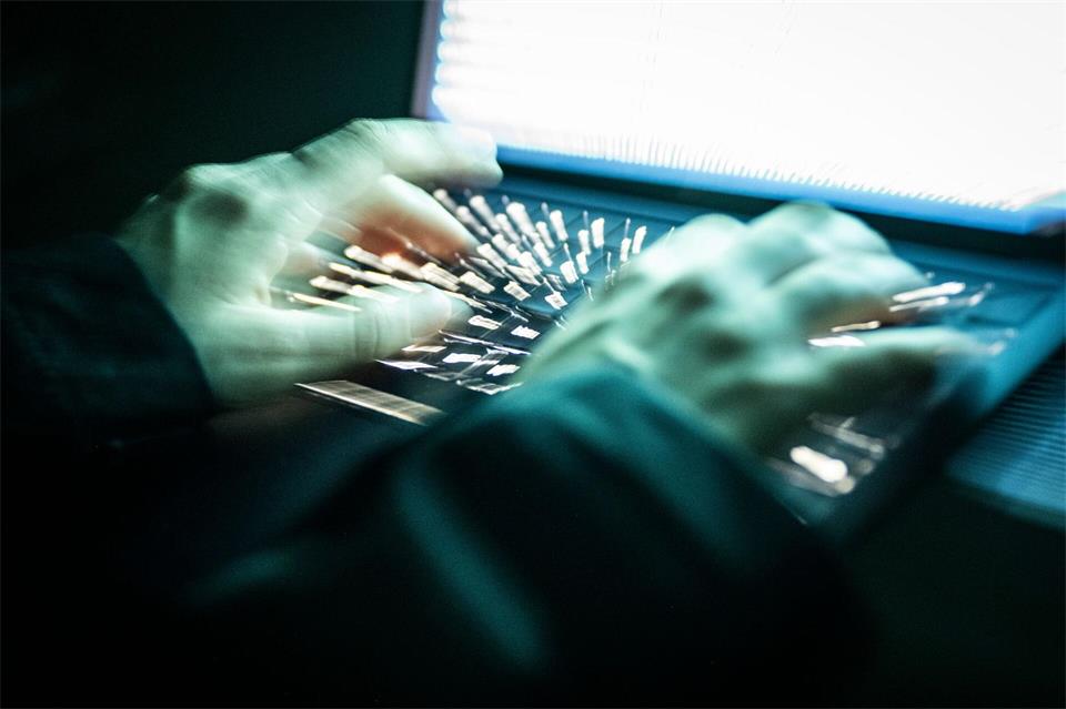 Bei Phishing-Mails muss der Empfänger zum Beispiel einen Link anklicken und ermöglicht so den Zugang von Schadsoftware ins eigene System.(Symbolbild) Philip Dulian/dpa