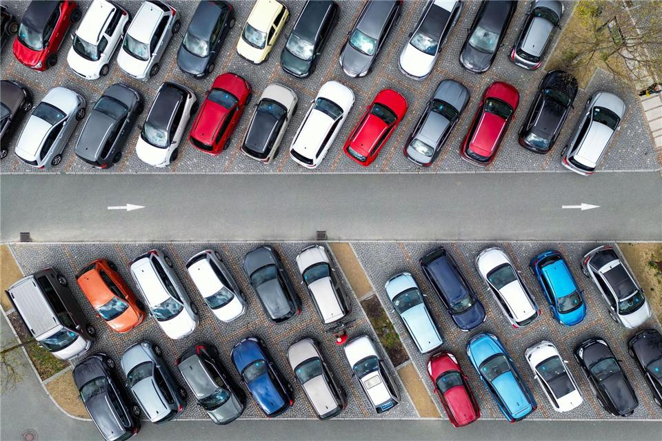 Bei Pkw-Neuzulassungen dominieren weiter gedeckte Lackierungen. (Archivbild)Jan Woitas/dpa