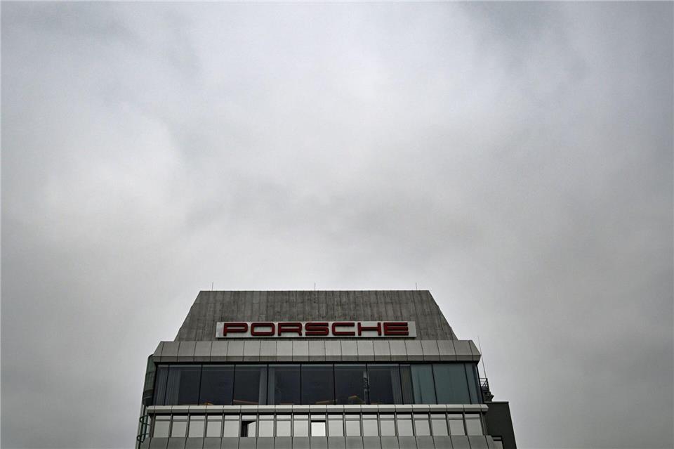 Gespräche über Sparrunde: Kippt die Porsche-Jobgarantie? Bei Porsche sind Gespräche über eine Verschärfung des Sparkurses angelaufen. Bernd Weißbrod/dpa