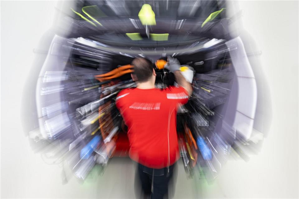 Bei Porsche sollen noch mehr Stellen wegfallen. (Archivbild)Marijan Murat/dpa