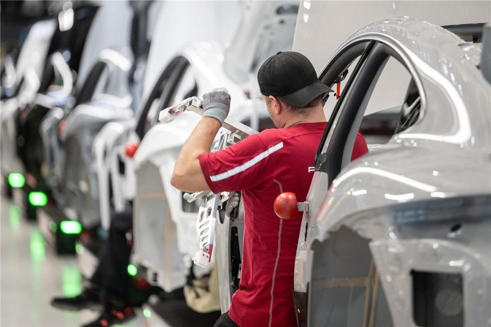 Bei Porsche wird aktuell über weitere Sparmaßnahmen verhandelt. (Archivbild)Marijan Murat/dpa