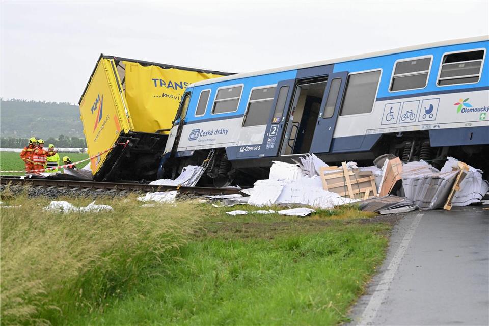 Bei Prostejov in Tschechien sind ein Personenzug und ein Lastwagen zusammengestoßen.Peøina Ludìk/CTK/dpa