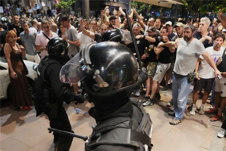 Bei Protesten gegen die Regierung in Serbien kommt es zu Auseinandersetzungen zwischen Polizei und Regierungsanhängern. (Archivbild)Darko Vojinovic/AP/dpa