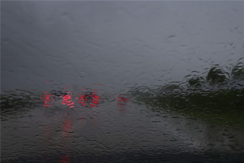 Bei Regen und Hagel gibt es auf der A24 binnen einer Dreiviertelstunde acht Unfälle. (Symbolbild)Karl-Josef Hildenbrand/dpa