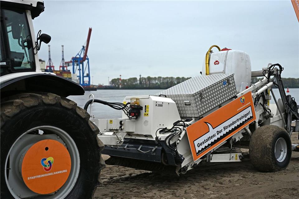 Bei Reinigen der Elbstrands in Hamburg wird auch schweres Gerät eingesetzt.Leonie Asendorpf/dpa