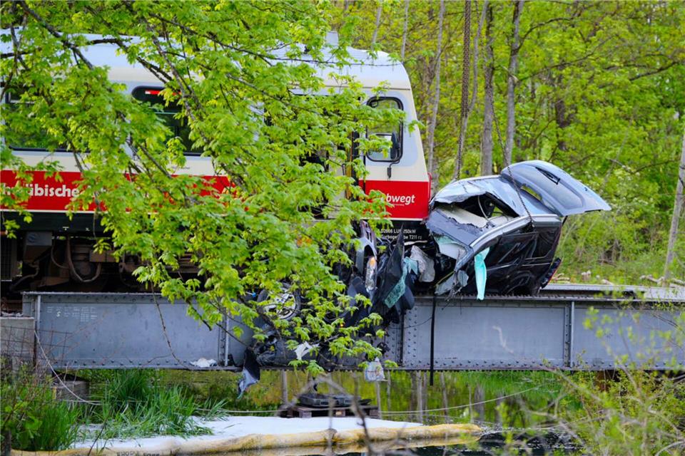 Bei Reutlingen kollidierte ein Zug mit einem Auto. Enrique Kaczor/onw-images/dpa