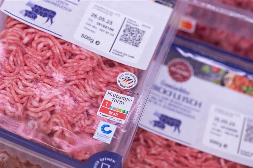 Bei Rindfleisch aus dem SB-Regal kamen 2024 noch 62,4 Prozent aus der untersten Haltungsstufe 1 - nach 75,6 Prozent im Jahr zuvor.Rolf Vennenbernd/dpa