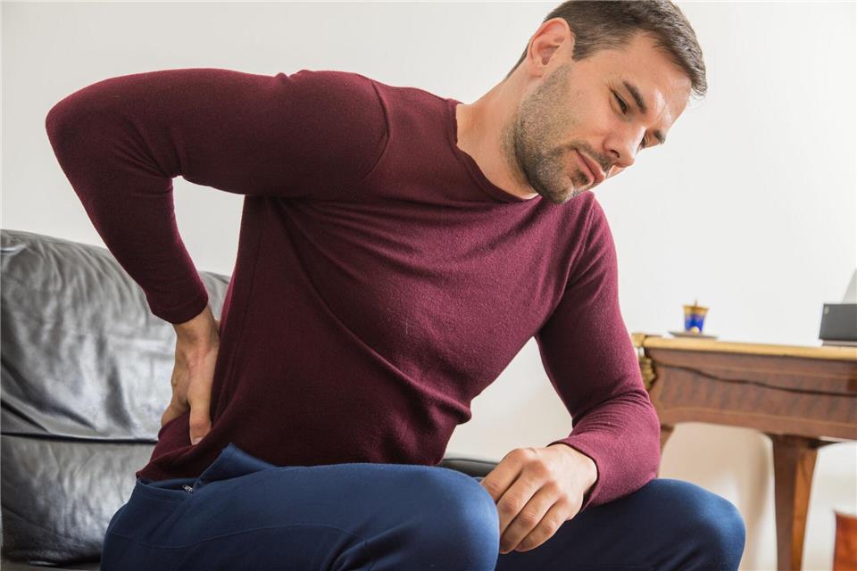 Bei Rückenschmerzen ist Schonen angesagt? Das ist ein Mythos.picture alliance / dpa-tmn