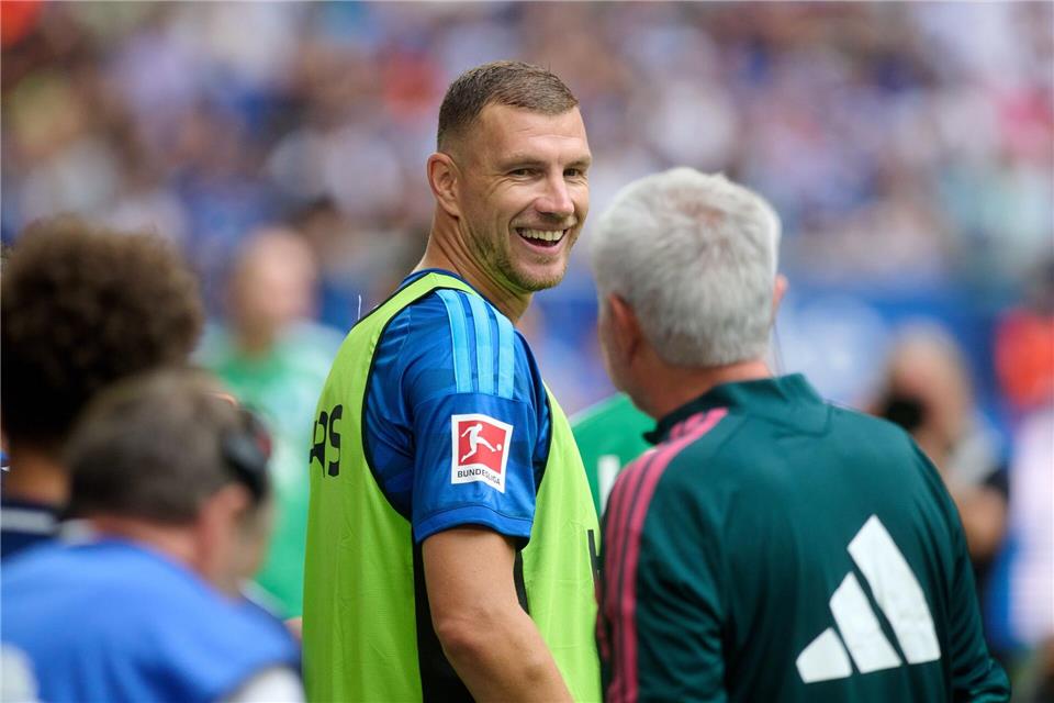 Bei Schalke zunächst auf der Bank: Stürmer Edin Džeko.Bernd Thissen/dpa