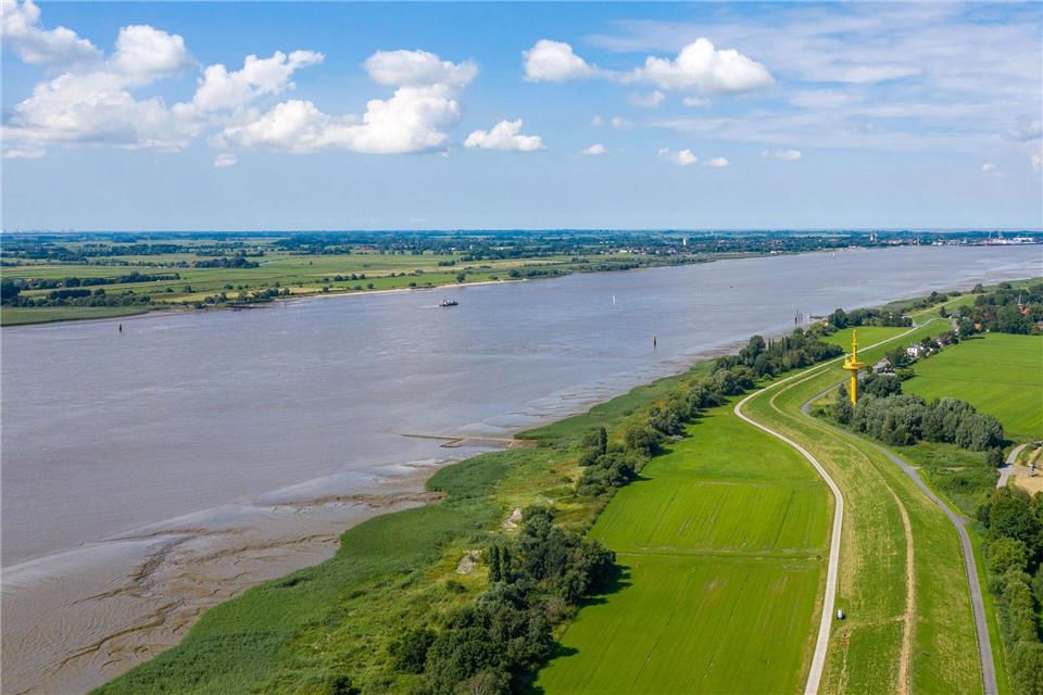 Bei Schiffsunfällen auf der Weser ist schnelles Handeln gefragt. (Symbolbild)Sina Schuldt/dpa