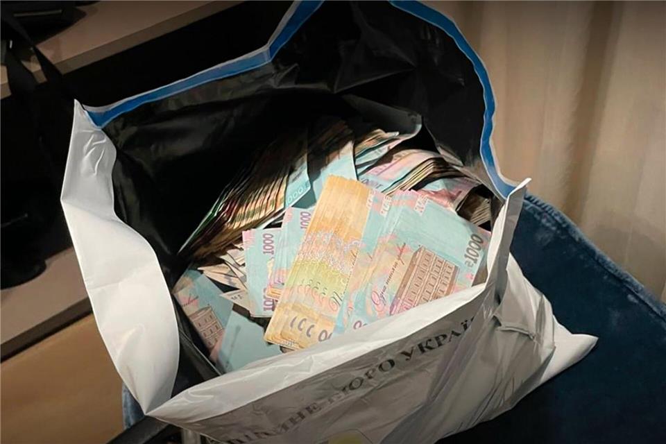 Bei Schmiergeldzahlungen werden in der Ukraine nach Erkenntnissen von Korruptionsjägern Taschen voll mit Bargeld übergeben.-/Nationales Antikorruptionsbüro der Ukraine/Spezialisierte Antikorruptionsstaatsanwaltschaft der Ukraine/dpa