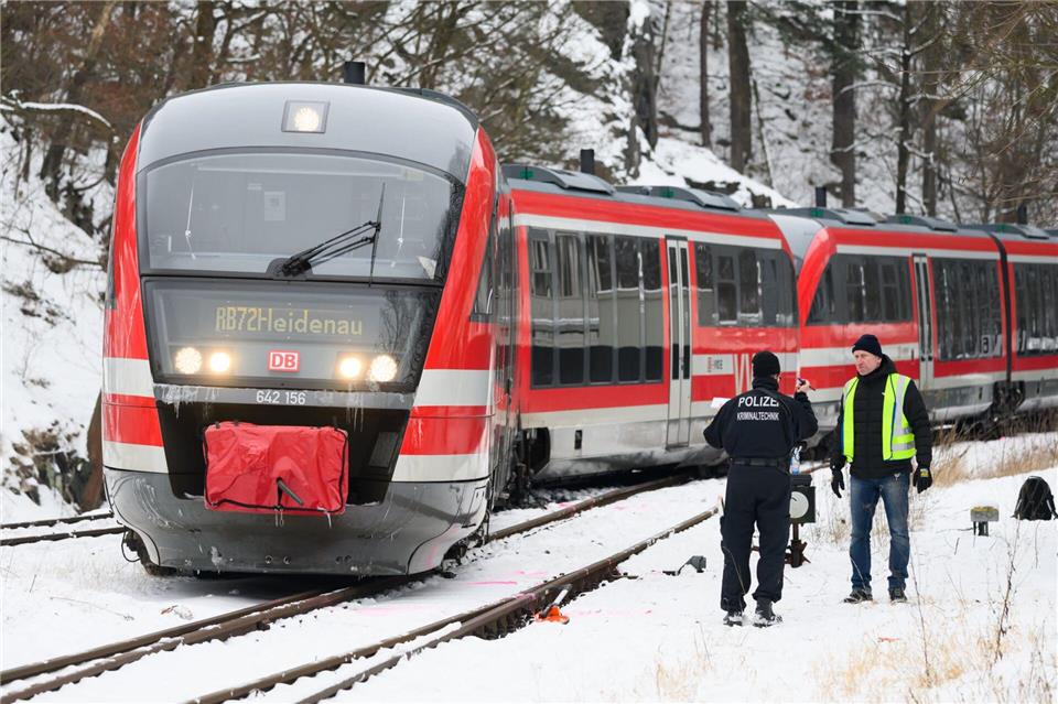 Bei Schnee und Eis ist eine Regionalbahn entgleist. (Archivfoto)Robert Michael/dpa