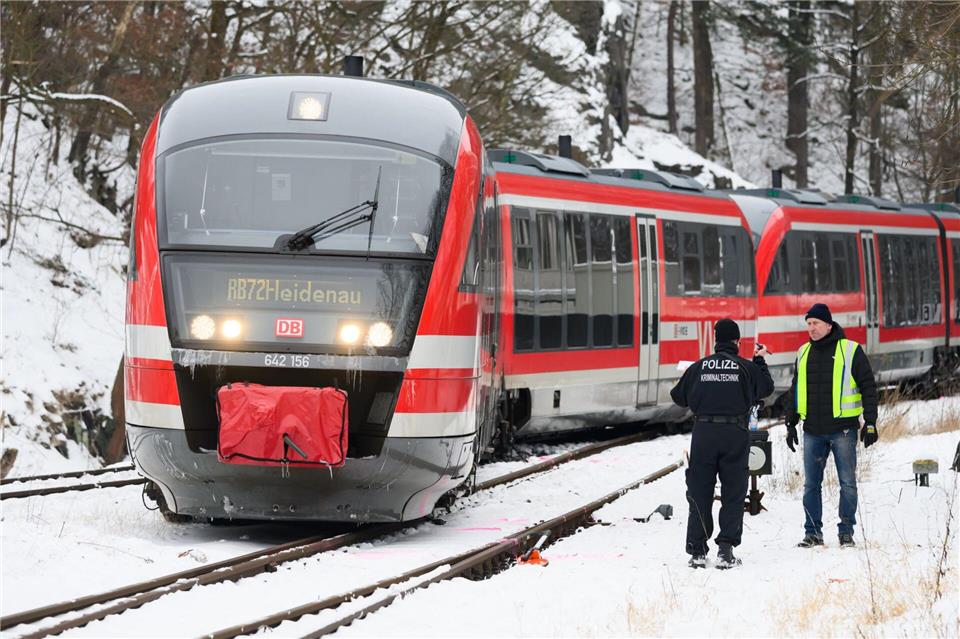 Bei Schnee und Eis ist eine Regionalbahn entgleist. Robert Michael/dpa