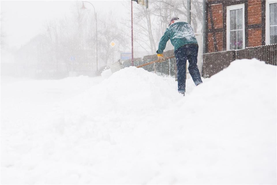 Bei Schnee und Eis müssen Anlieger und Eigentümer die Gehwege vor ihren Grundstücken räumen. (Archivbild) Julian Stratenschulte/dpa