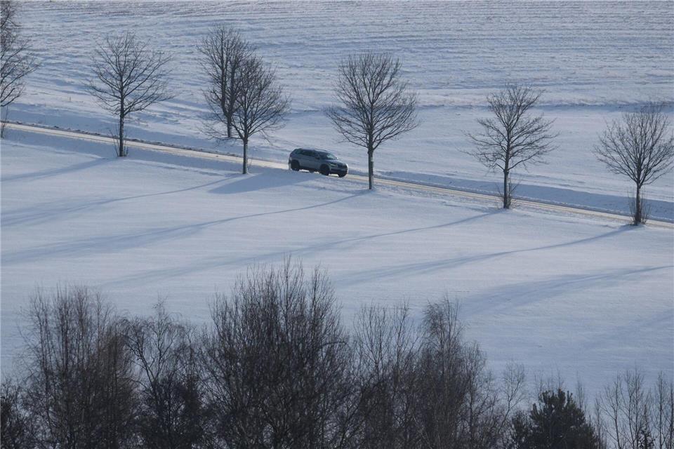 Bei Schnee und Glätte ist auf den Straßen Vorsicht geboten. Sebastian Willnow/dpa