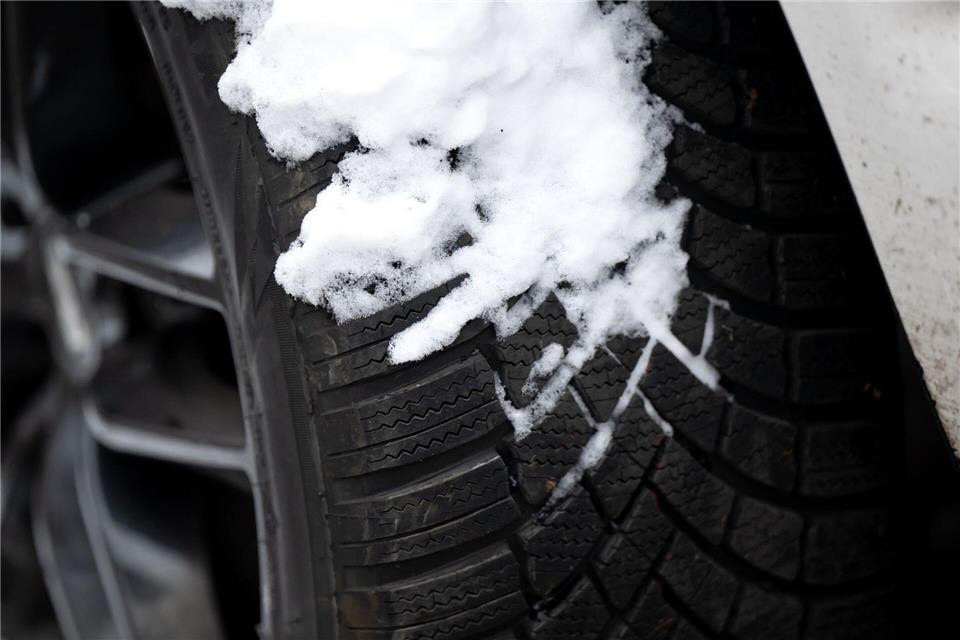 Mehrere Glätteunfälle in Bayern - Sturm weht Zelt auf A3 Bei Schnee und Glätte sollte man die richtigen Reifen am Auto haben.Sven Hoppe/dpa