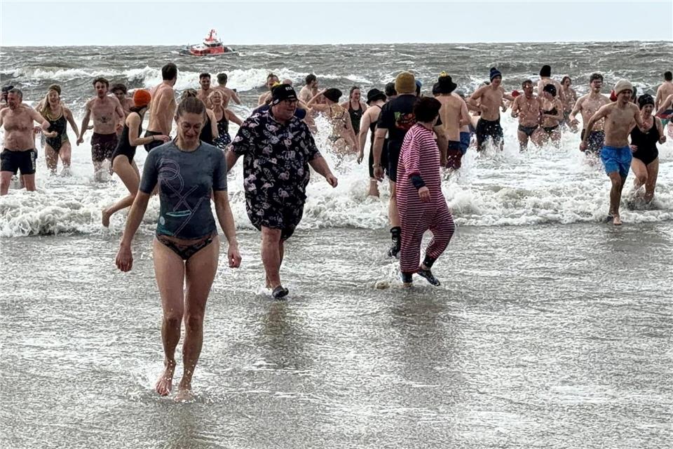 Bei Schneeregen stiegen Hunderte Schwimmer auf Norderney ins Wasser.Volker Bartels/dpa