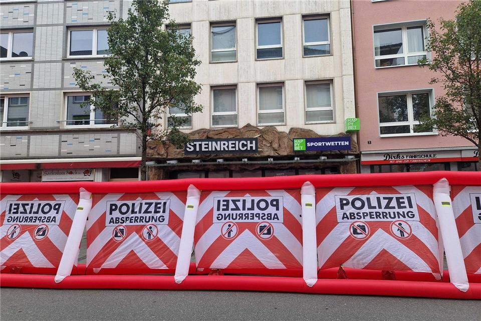 Bei Schüssen in einem Wettbüro in der Innenstadt von Gießen sind drei Menschen verletzt worden. Carolin Eckenfels/dpa
