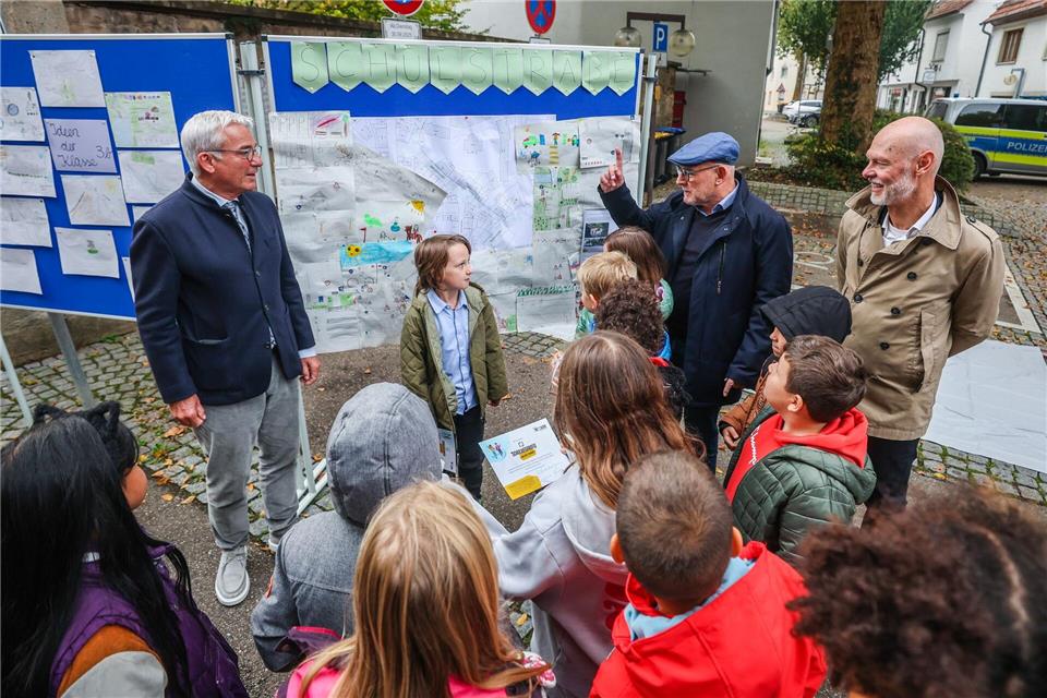 Bei Schulstraßen können ein oder mehrere Straßenabschnitte an Schulen zu Beginn und Ende des Unterrichts für eine begrenzte Zeit für Autos gesperrt werden.Christoph Schmidt/dpa