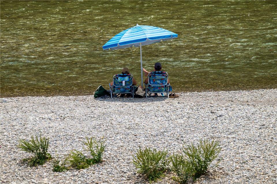 Bei Sommerhitze ist die Isar in München ein Sehnsuchtsort. (Archivbild)Peter Kneffel/dpa