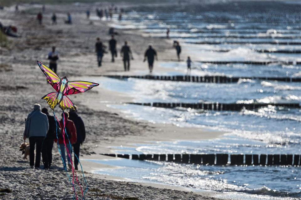 Bei Sonnenschein: Spaziergänger sind an der Ostseeküste auf der Halbinsel Fischland-Darss-Zingst unterwegs.Jens Büttner/dpa