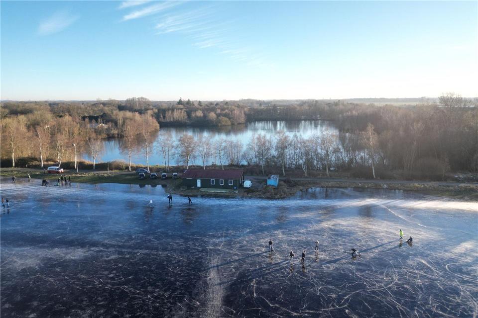 Bei Sonnenschein und eisigen Temperaturen haben etliche Menschen das Winterwetter für Ausflüge genutzt.Lars Penning/dpa
