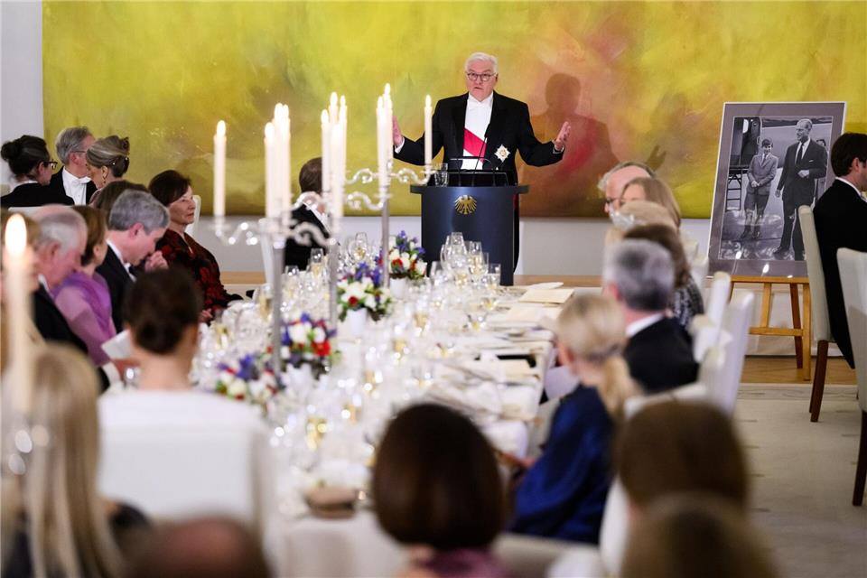 Bei Staatsbanketten sind die Tische festlich eingedeckt - das Geschirr muss jetzt ebenfalls umziehen. (Archivfoto)Bernd von Jutrczenka/dpa Pool/dpa