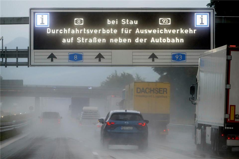 Bei Stau auf der Autobahn lieber die Landstraße nehmen? Das könnte in Bayern die Polizei auf den Plan rufen. (Archivbild)Peter Kneffel/dpa