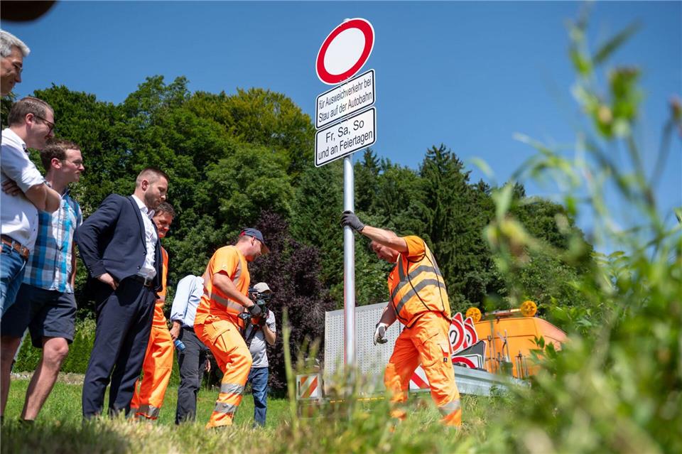 Bei Stau muss man künftig auf der Autobahn bleiben: Zum ersten Mal in Deutschland gibt es im Landkreis Rosenheim künftig Durchfahrtsverbote für den Ausweichverkehr.Leonie Asendorpf/dpa