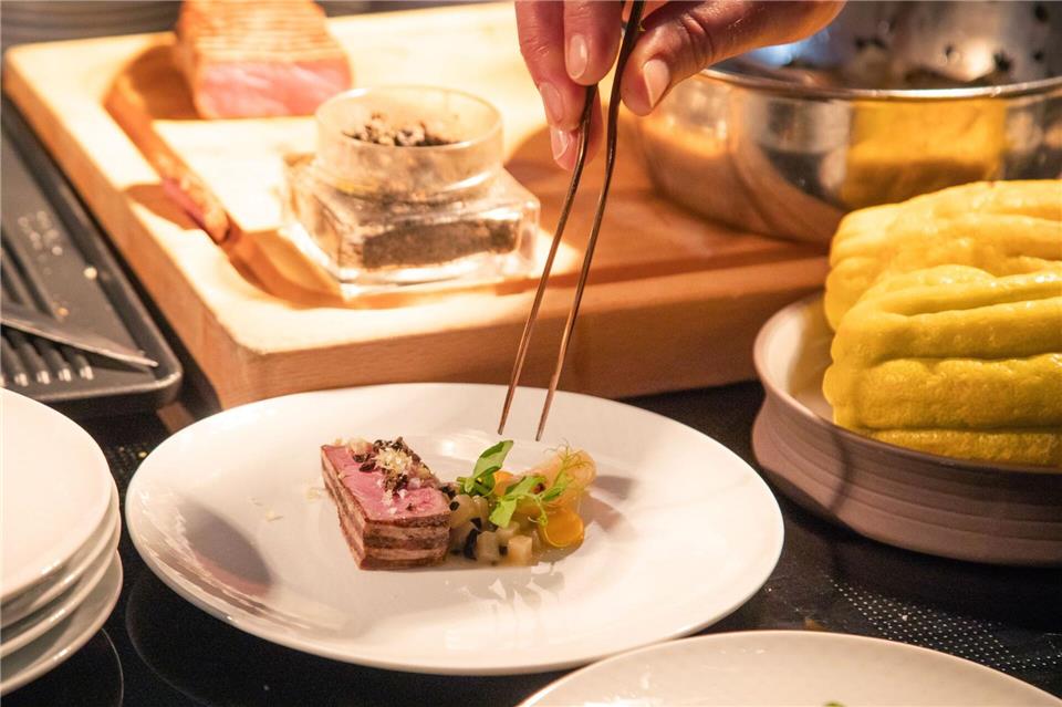 Bei Sterneköchen wird der Teller zur Leinwand. Das geht auch daheim. Beim Spiel mit Farben und Komponenten sollten Portionen filigran platziert werden, gern auch mit Pinzette. So wird der Teller zum Kunstwerk, der Koch zum Künstler. Christin Klose/dpa-tmn