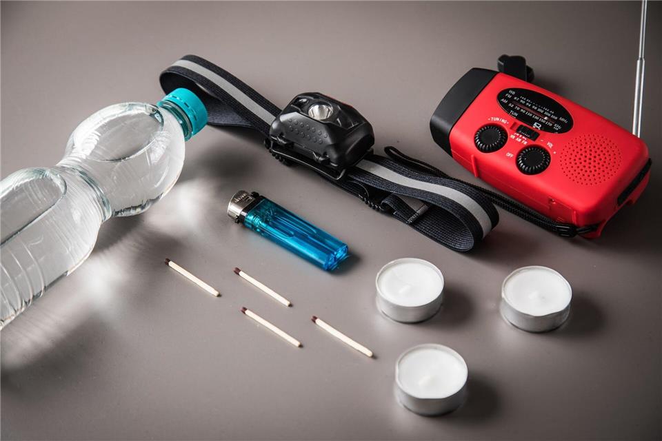 Bei Stromausfall wichtig: Taschenlampen, Kerzen und ein batteriebetriebenes oder Kurbelradio gehören in jeden Haushalt.picture alliance / dpa-tmn