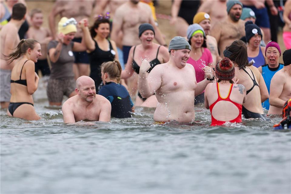 Bei Temperaturen knapp über dem Gefrierpunkt sind bei einem Neujahrsschwimmen in Wesel rund 250 Unerschrockene in den Auesee gegangen.Christoph Reichwein/dpa