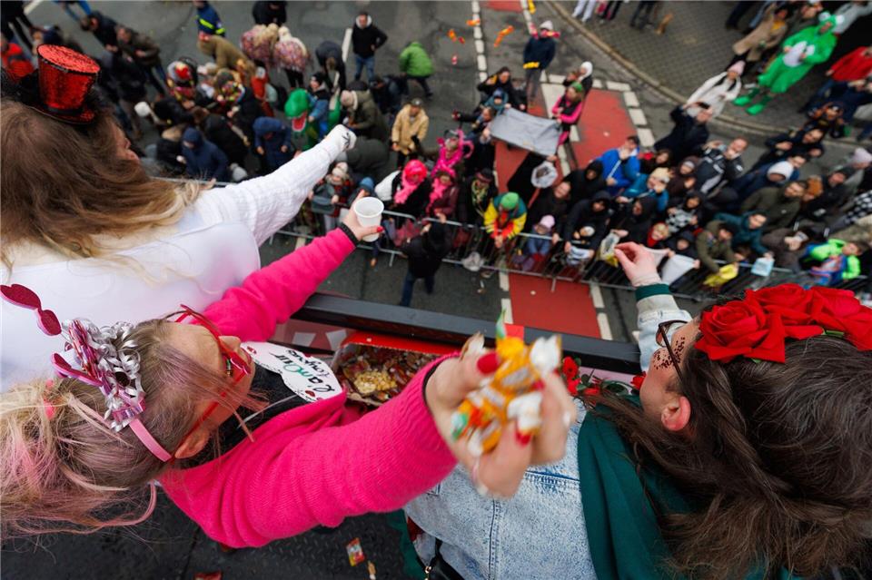 Bei Temperaturen um den Gefrierpunkt feiern Karnevalfans den Ossensamstag. Friso Gentsch/dpa