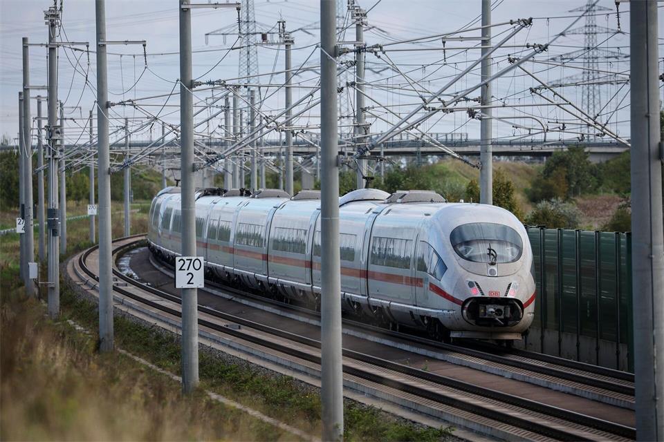 Bei Tempo 200 öffnete sich eine ICE-Tür - laut Bahn und Polizei war es kein Defekt. (Symbolbild)Jan Woitas/dpa