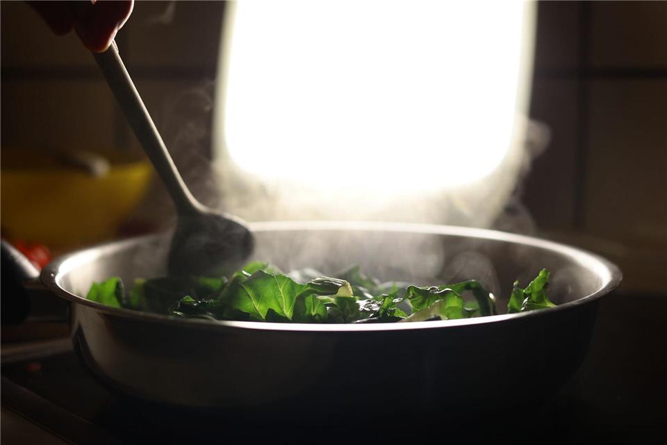 Bei „Thirst Traps“ zeigen sich Influencer auf anzügliche Art in Alltagssituationen – wie etwa beim Kochen. (Symbolbild)Karl-Josef Hildenbrand/dpa