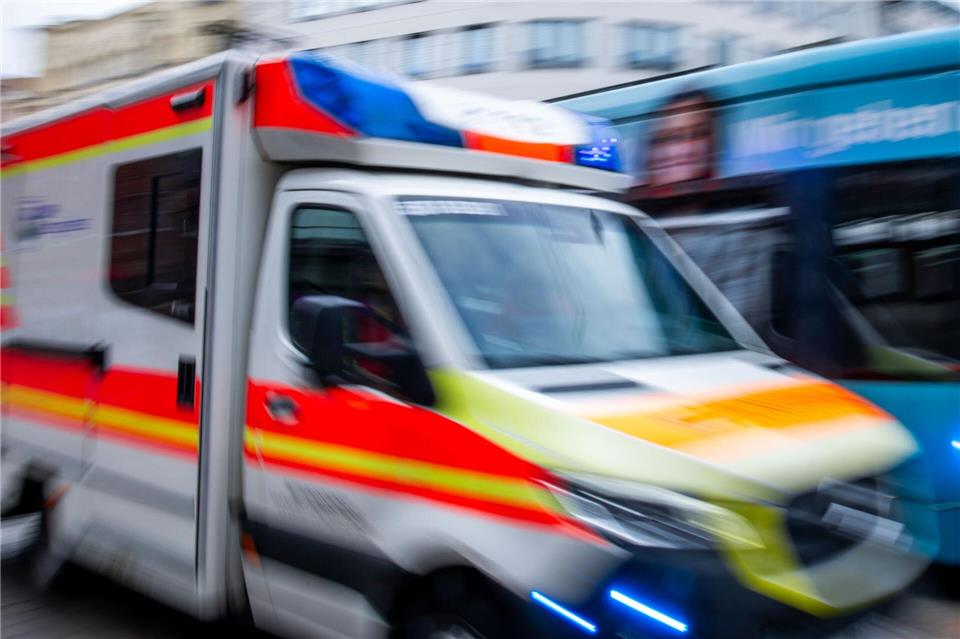 Bei Trier kollabiert ein Busfahrer am Steuer, ein Fahrgast greift beherzt ein. (Symbolbild)Jens Büttner/dpa