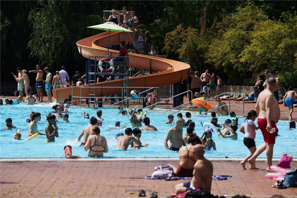 Bei Trubel im Freibad kann die Badeaufsicht nicht alle Gäste im Blick behalten.  (Symbolbild)Jörg Carstensen/dpa