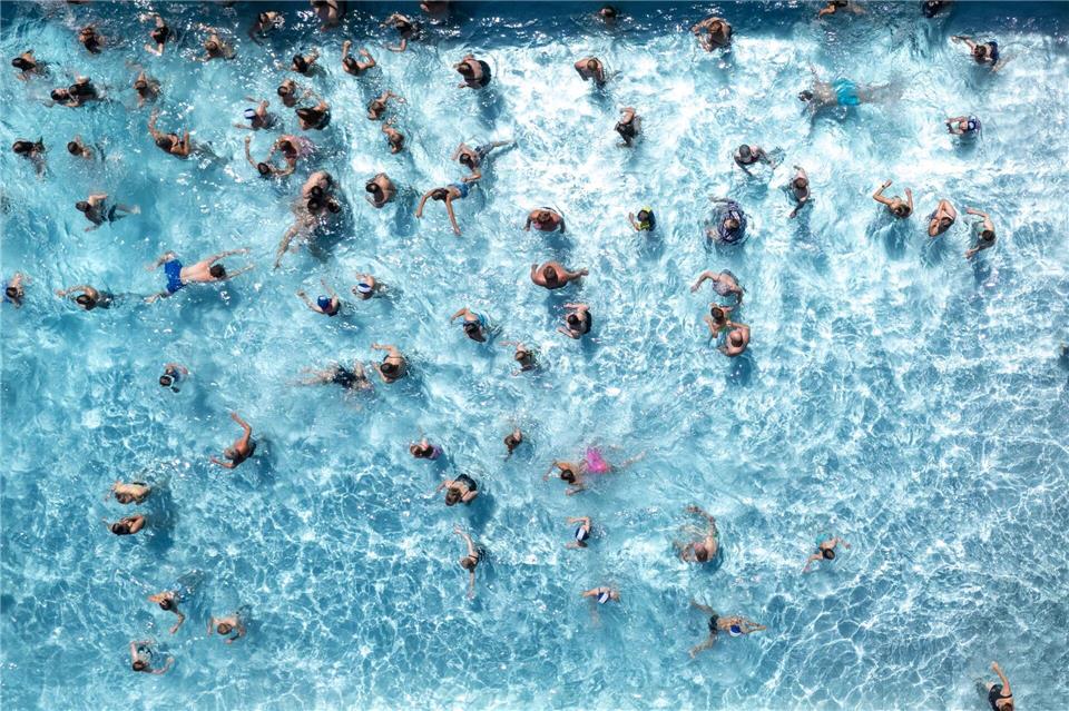 Bei Trubel im Freibad kann die Badeaufsicht nicht alle Gäste im Blick behalten. Sebastian Kahnert/dpa