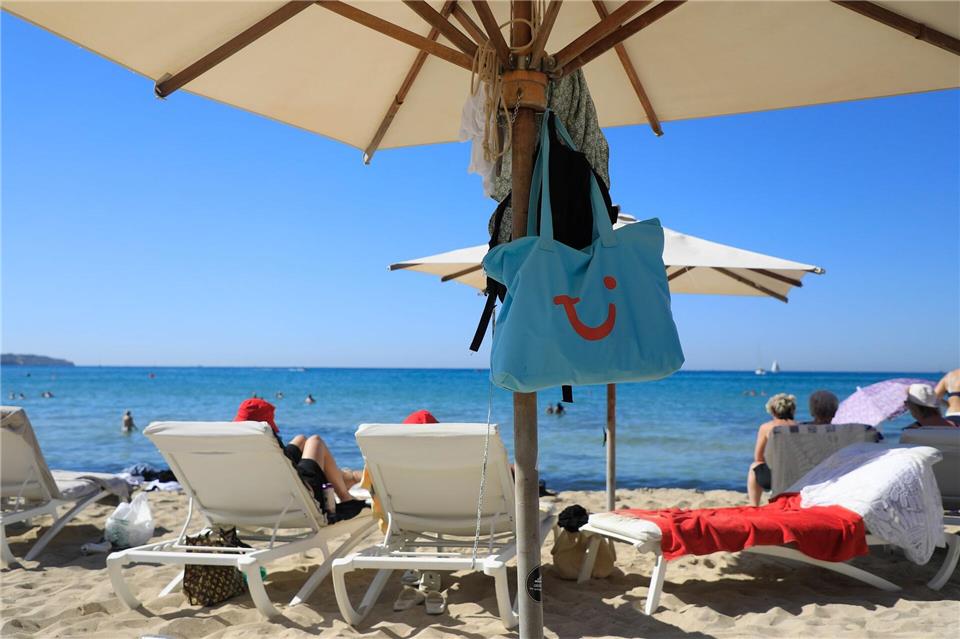 Bei Tui weiter gefragt: Urlaub am Mittelmeer. (Symbolbild)Clara Margais/dpa/dpa-tmn