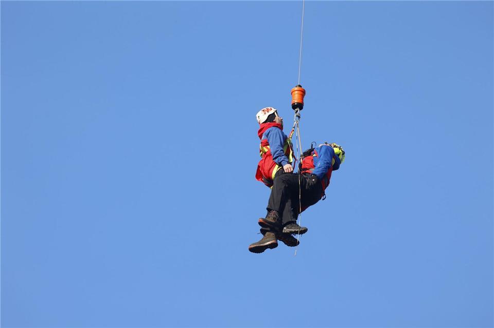 Bei Übungen wird die Rettung per Seilwinde mit dem Helikopter geprobt. (Archivbild) Matthias Bein/dpa