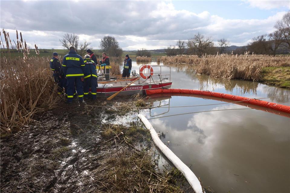 Bei Unfällen gelangen immer wieder Schadstoffe ins Wasser. (Symbolbild)Thomas Frey/dpa