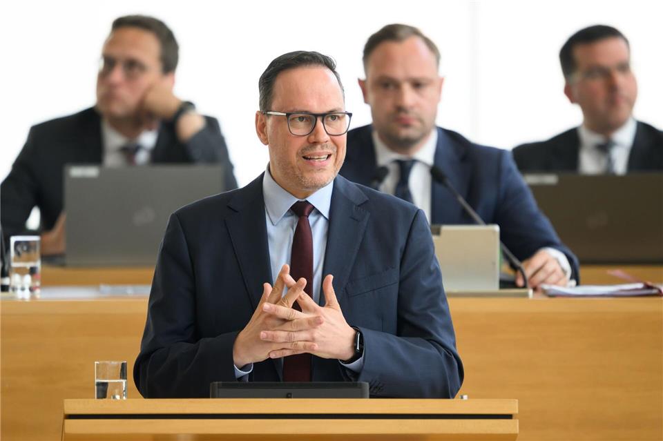 Bei Unternehmern seien wegen der Rückzahlungsforderungen Existenzängste entstanden, sagte Wirtschaftsminister Dirk Panter (SPD). (Archivbild)Robert Michael/dpa