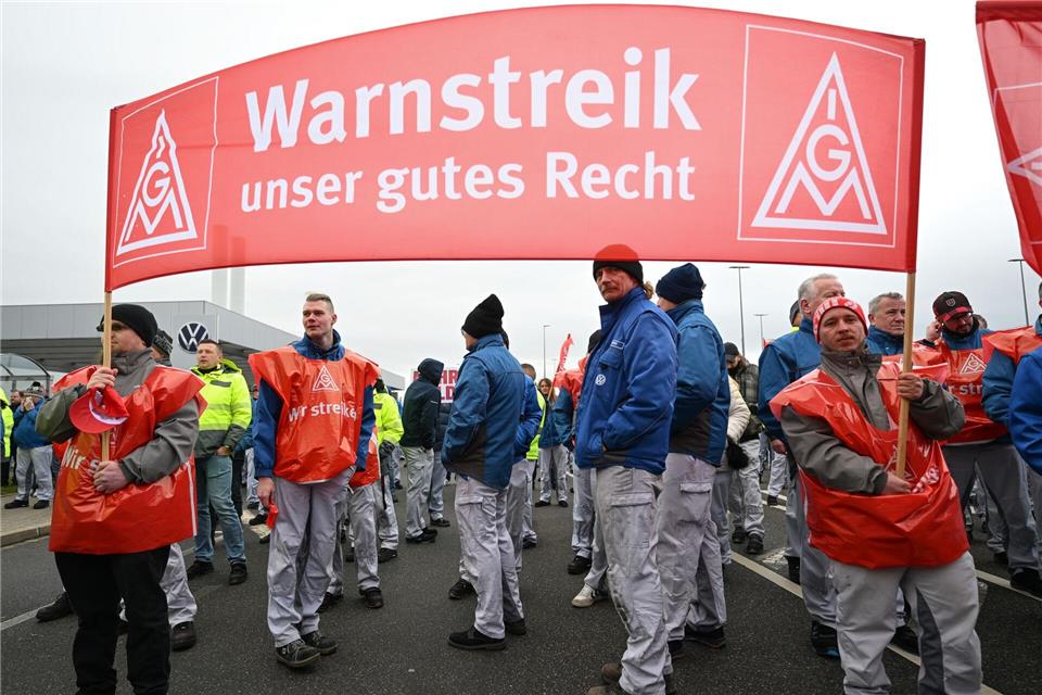 Bei VW gab es 2024 zahlreiche Warnstreiks. (Symbolbild)Hendrik Schmidt/dpa