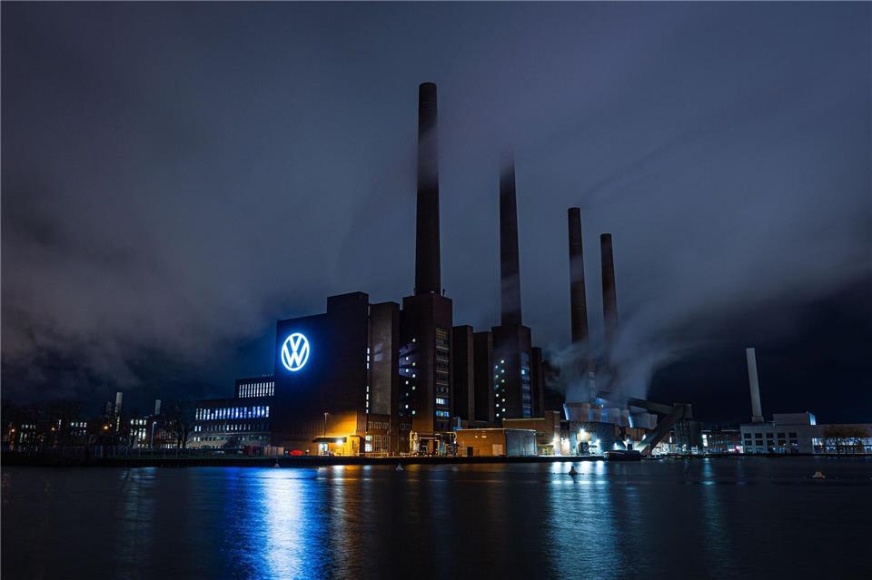 Bei VW in Wolfsburg drohen rote Zahlen - wegen der Probleme bei Porsche. (Archivbild)Moritz Frankenberg/dpa