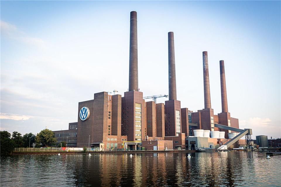 Bei VW in Wolfsburg wird über neue Sparpläne gestritten. (Archivbild)Moritz Frankenberg/dpa